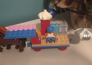 Wóz z końmi zbudowany z klocków Lego